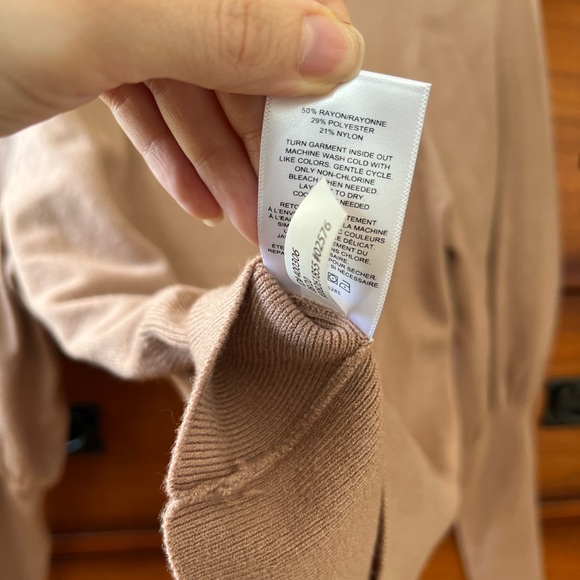 Express NWT BEIGE High Ribbed Blouson Sleeve Turtleneck Sweater XS - Picture 4 of 8